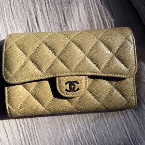 CHANEL Quilted Leather Wallet - Olive